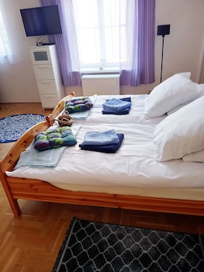 1 habitación, tabla de planchar con plancha, wifi gratis y ropa de cama