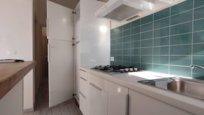 Køleskab, mikrobølgeovn, kogeplade