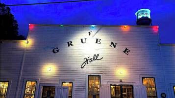 Un edificio con el nombre 'GRUENE Hall' iluminado en su fachada.