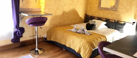 1 chambre, fer et planche à repasser, lit parapluie, Wi-Fi