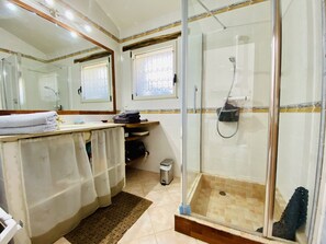 Douche, sèche-cheveux, serviettes fournies