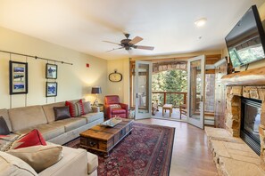 Flat-screen TV, fireplace, DVD player, books - Luxury Ski in Ski out Condo/Pool and Hot Tub Access/Private Patio (Keystone)