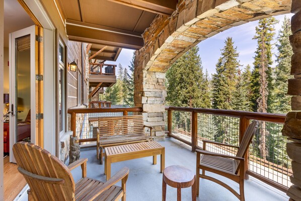 Terrace/patio - Luxury Ski in Ski out Condo/Pool and Hot Tub Access/Private Patio (Keystone)