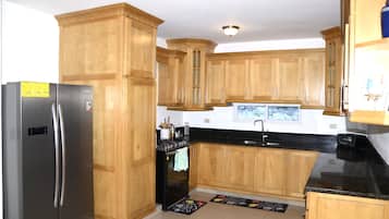 Fridge, oven, stovetop, coffee/tea maker