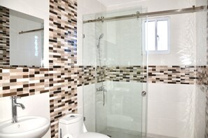 Dusche, Haartrockner, Handtücher, Seife