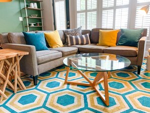 Smart TV, fireplace, books, offices - Downtown Raleigh- Walk to Capital, NC State, Starbucks, Peace University, Food (Raleigh)