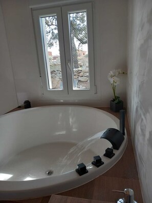 Douche, sèche-cheveux, serviettes fournies, savon