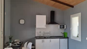 Kühlschrank, Mikrowelle, Herdplatte, Wasserkocher mit Kaffee-/Teezubehör