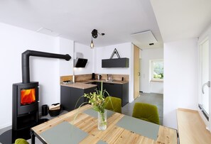 Kühlschrank, Ofen, Herdplatte, Wasserkocher mit Kaffee-/Teezubehör