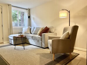 Tv, bøger, kontorer