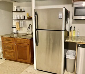 Kühlschrank, Mikrowelle, Herdplatte, Geschirrspüler