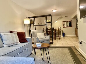 Fernseher, Bücher, Arbeitsbereiche