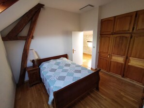 4 bedrooms, travel crib, free WiFi, bed sheets