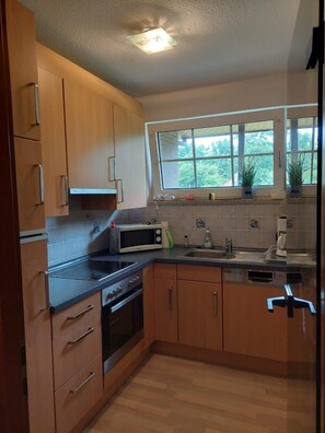 Kjøleskap, mikrobølgeovn, ovn og kaffetrakter/tekoker