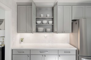 Interior - Arcade Games ~ Walk to Lake ~ 5 Star Location ~ Family & Dog Friendly (Seattle)