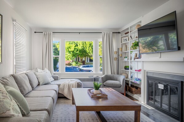 Smart TV, books - Arcade Games ~ Walk to Lake ~ 5 Star Location ~ Family & Dog Friendly (Seattle)