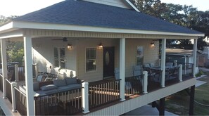 Terrace/patio - Beautiful Beach Home -3 min walk to beach -with golf cart option (Myrtle Beach)