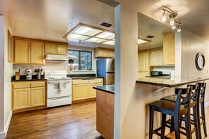 Rumah, Beberapa Tempat Tidur, hot tub, pemandangan gunung (Paloma Place) | Dapur pribadi | Lemari es, microwave, oven, dan kompor