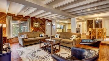 Nhà, nhiều giường, bồn tắm nước nóng, quang cảnh núi (Paloma Place) | Khu phòng khách | TV màn hình phẳng 42-inch có truyền hình kỹ thuật số, lò sưởi