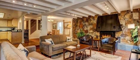 Rumah, Beberapa Tempat Tidur, hot tub, pemandangan gunung (Paloma Place) | Area keluarga | Televisi layar datar 42-inci dengan saluran TV digital dan perapian