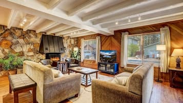 Nhà, nhiều giường, bồn tắm nước nóng, quang cảnh núi (Paloma Place) | Khu phòng khách | TV màn hình phẳng 42-inch có truyền hình kỹ thuật số, lò sưởi