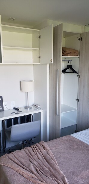 1 quarto, escrivaninha, Wi-Fi de cortesia, roupa de cama