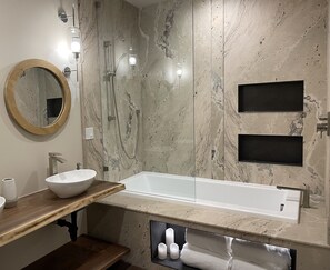 Combined shower/bathtub, jetted bath, hair dryer, towels