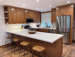 Refrigerador, microondas, horno y parrilla de estufa