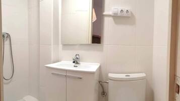 Een douche, een haardroger, toiletpapier