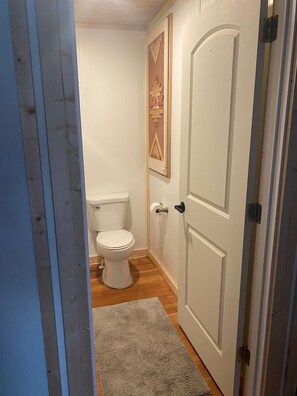 Douche, sèche-cheveux, serviettes fournies, papier toilette