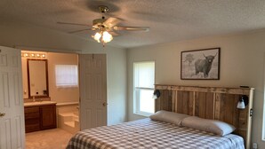 3 bedrooms, iron/ironing board, WiFi (free), bed sheets - High Plains Hideout (WaKeeney)