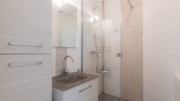 Suihku, hiustenkuivaaja, pyyhkeet