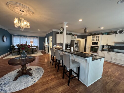 Hook Wine & Sinker~sleeps 14 to 16 🚤 includes slip at Inn 🚤water views!!!