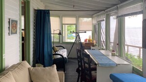 Une cabine équipée d’un lit, d’un bureau et offrant une vue sur l’eau.