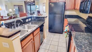 Geladeira, micro-ondas, fogão, cooktop