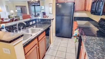 Geladeira, micro-ondas, fogão, cooktop