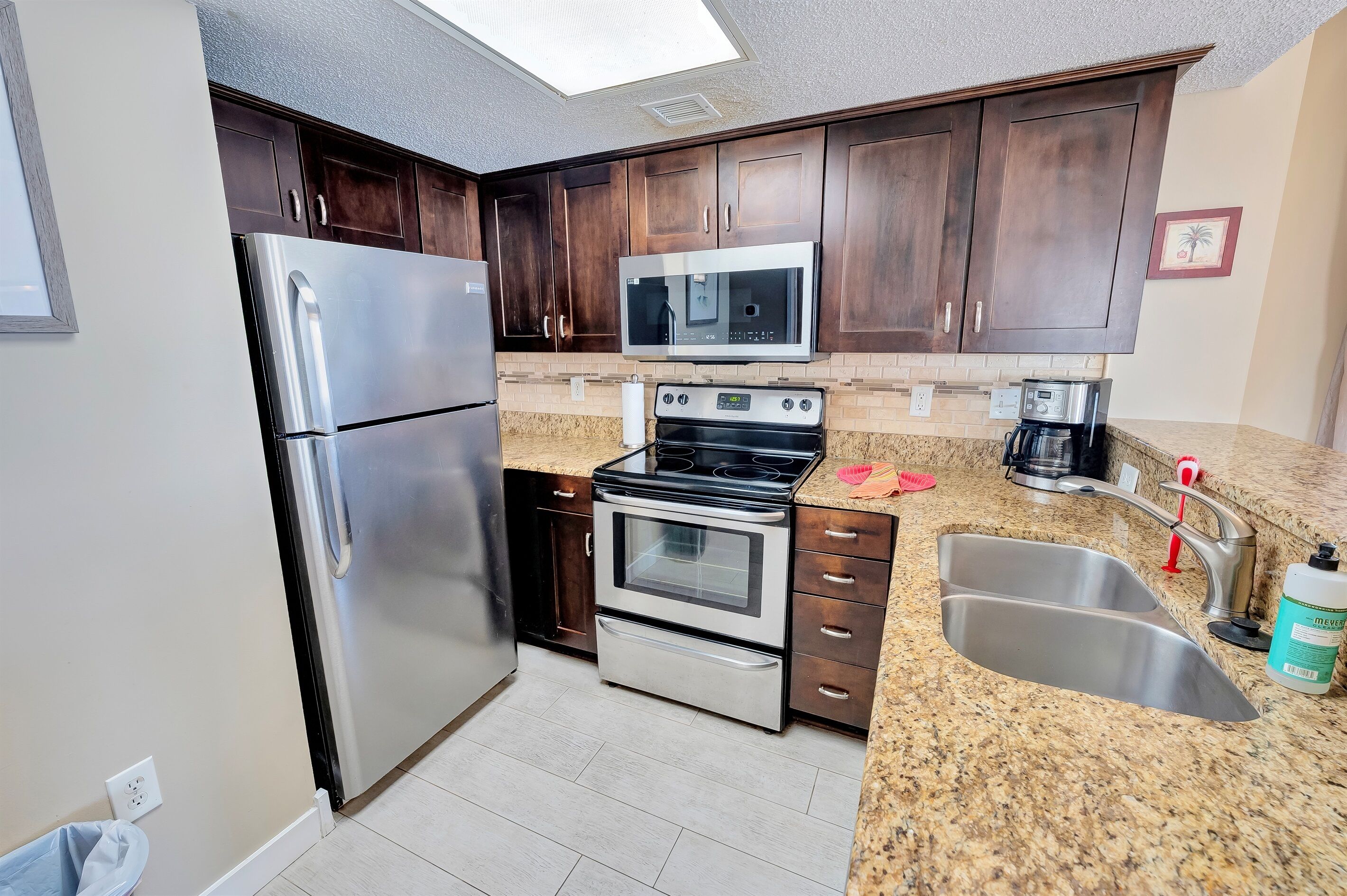 Geladeira, micro-ondas, fogão, cooktop