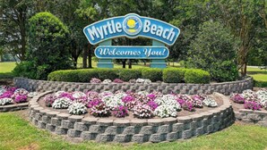 Un panneau indiquant la direction de Myrtle Beach, accompagné d’un message d’accueil.