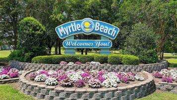 Placa de Myrtle Beach com uma mensagem de boas-vindas.