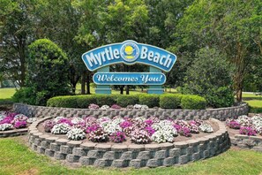Un panneau indiquant la direction de Myrtle Beach, accompagné d’un message d’accueil.