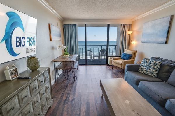 Living Room with Stunning Views🌊☀️