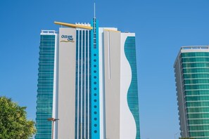 Moderni, korkea kerrostalo, jonka julkisivussa on suuri ja huomiota herättävä ”OCEANS ONE” -kyltti.