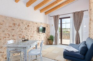 TV - Cal Tio 2  YourHouse, quiet rural home with shared pool (Costitx)