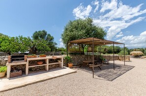 Outdoor dining - Cal Tio 2  YourHouse, quiet rural home with shared pool (Costitx)
