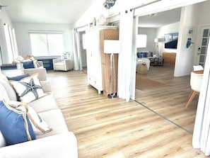 Smart TV, caminetto, impianto stereo