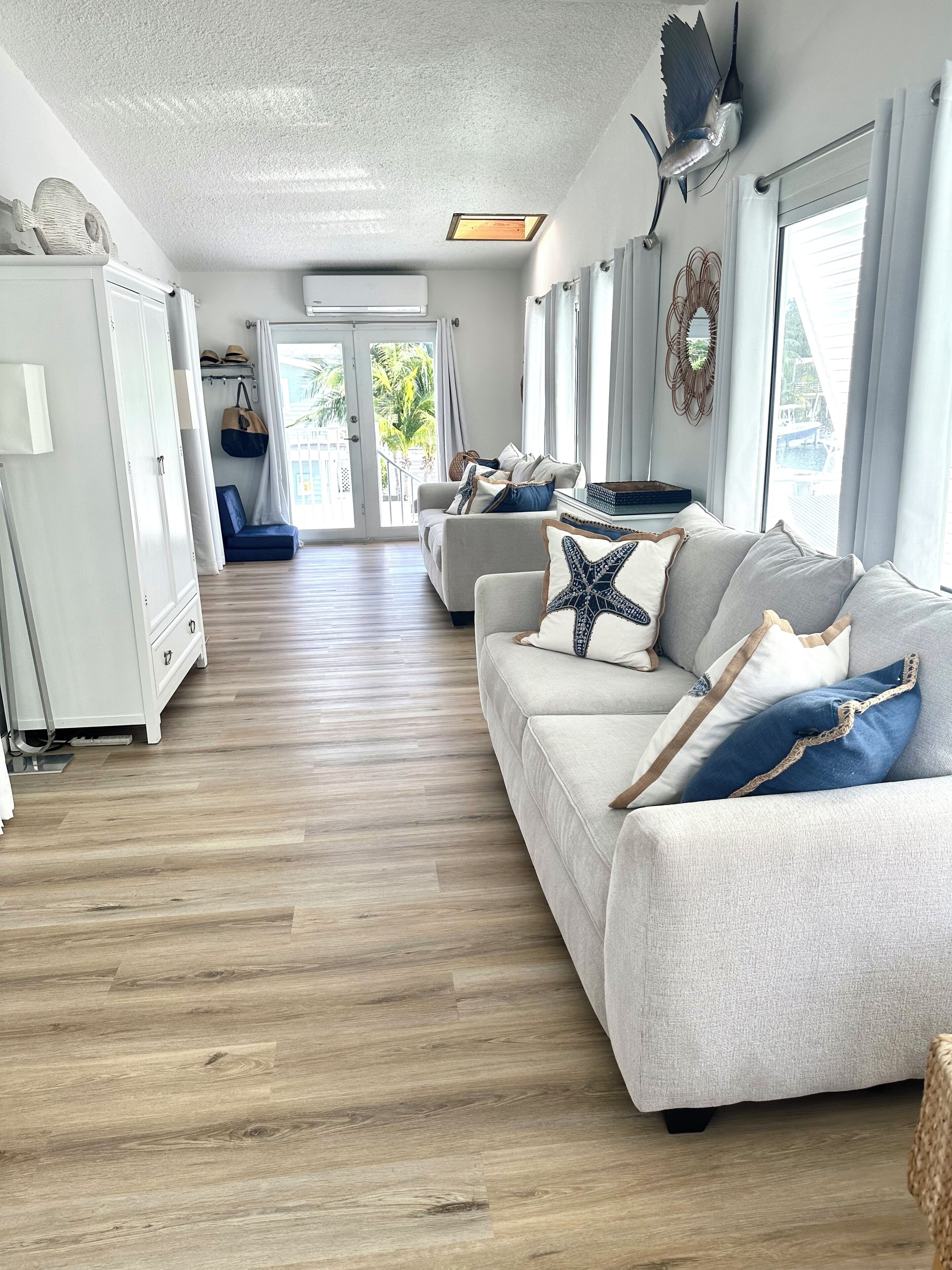 Smart-tv, een open haard en een stereo