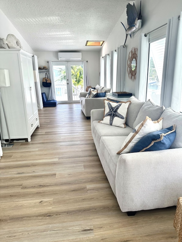 Smart TV, caminetto, impianto stereo