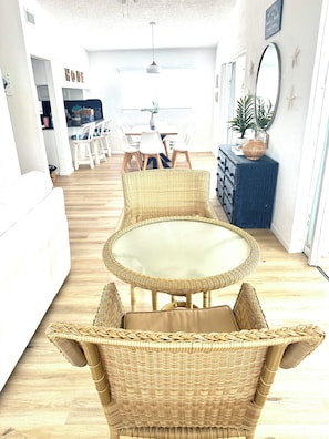 Smart TV, caminetto, impianto stereo