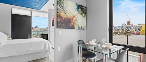 Suite studio Standard, 1 lit double, balcon | Repas dans la chambre
