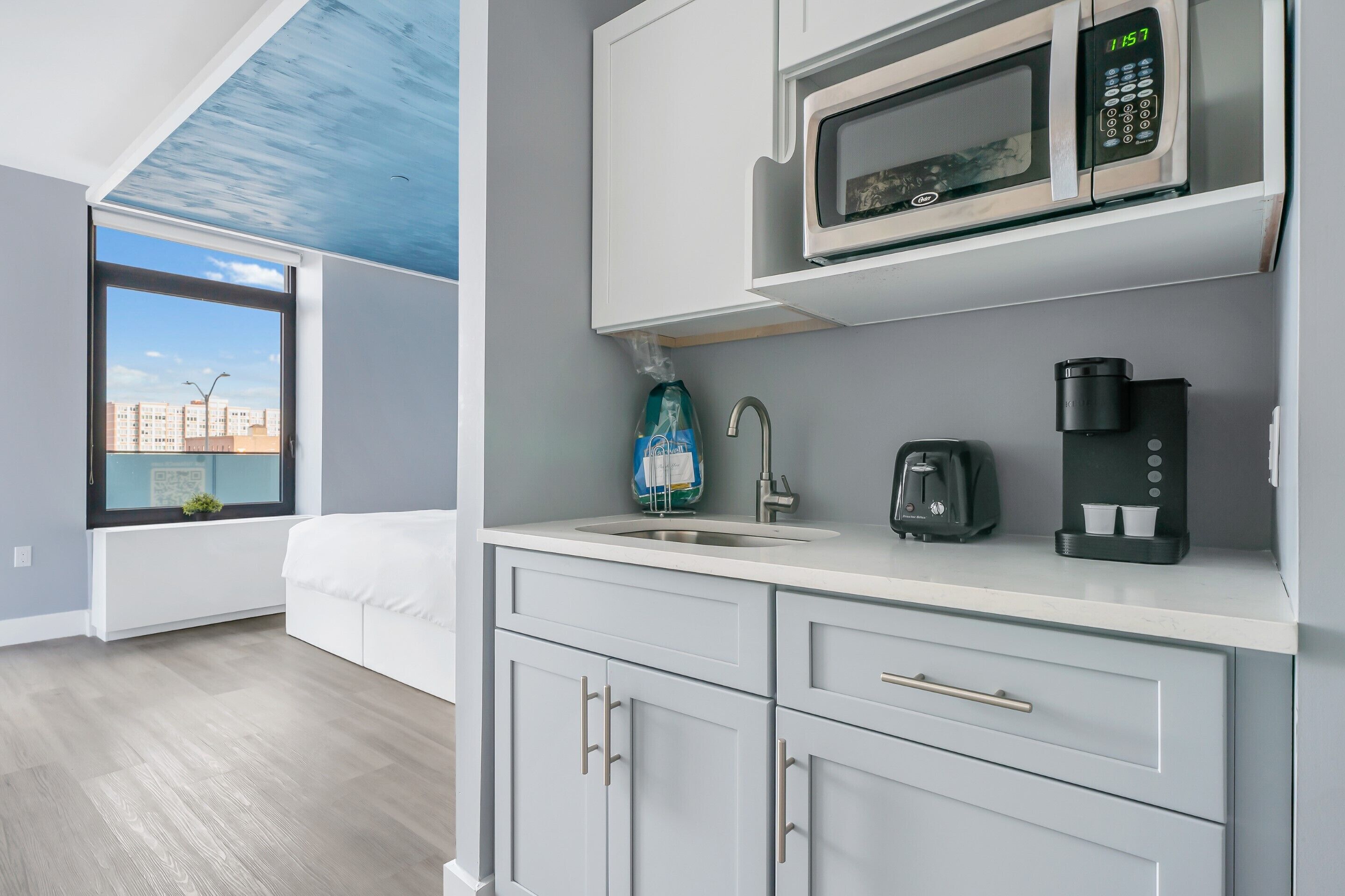 Suite Studio Deluxe, 1 très grand lit, balcon | Coin cuisine privé | Mini réfrigérateur, micro-ondes, cafetière/bouilloire, grille-pain